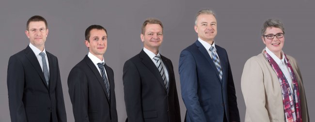 Gruppenbild-neue Ärzte-Anzug