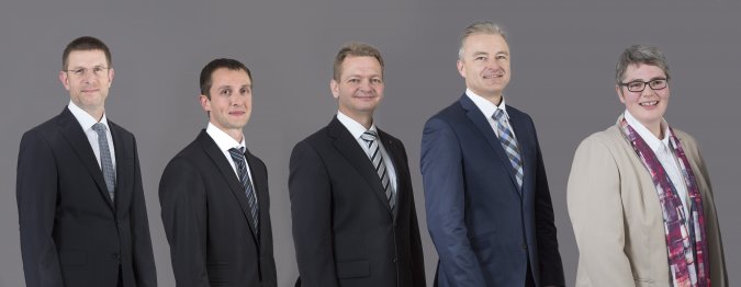 Gruppenbild-neue Ärzte-Anzug