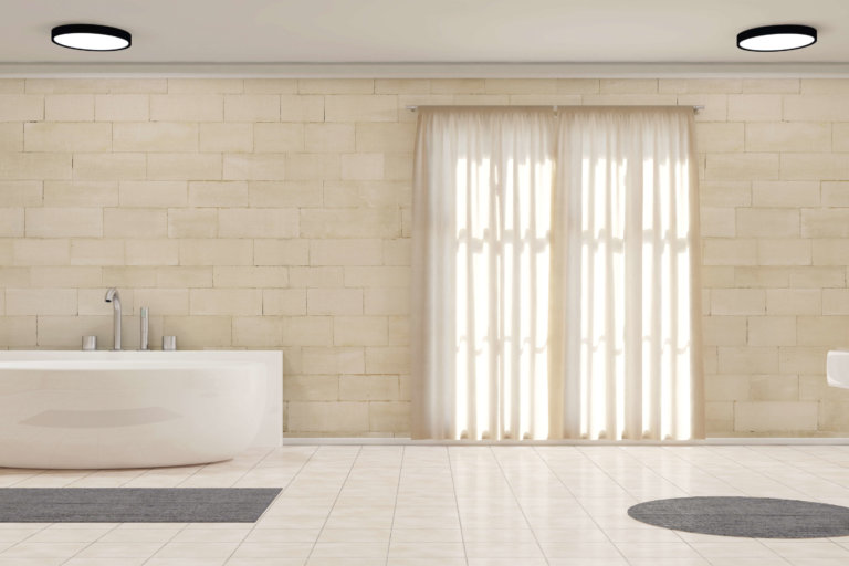 Badezimmer mit Waschbecken und Badewanne als Panorama Badezimmer mit Waschbecken und Badewanne als Panorama