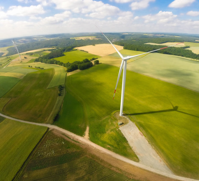 Windrad von oben Drohnenaufnahme
